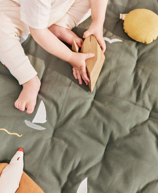 Spielmatratze Meri Sailboats von Dear April für die Bauchlage