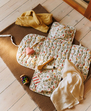 Wickelunterlage River Flower Market von Dear April mit zwei Taschen
