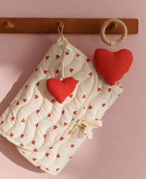Wickelunterlage River Little Love von Dear April, 66 × 33 cm mit zwei Taschen