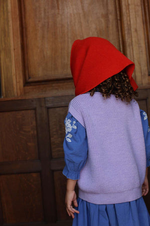 Hvid Dreieckstuch Josephina Red locker um den Hals gelegt