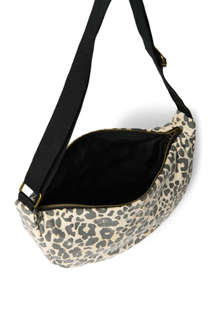 Gürteltasche Soft Cotton Leopard von Studio Noos am Körper getragen