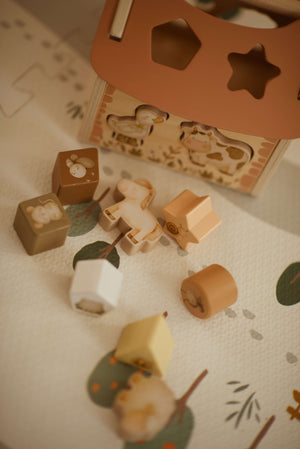 Holzspielzeug Tiny Barn von Mrs. Ertha für kleine Hände