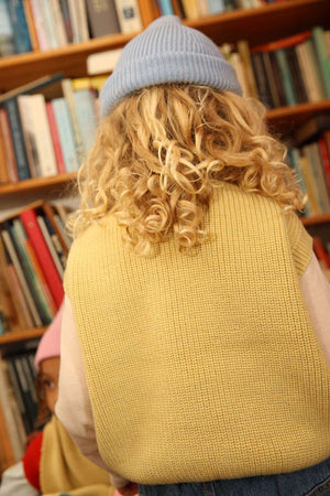 Hellgelbe Merino-Weste Harvey von Hvid im Lagenlook