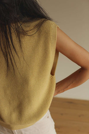 Strickdetail der Hvid Merino-Weste Helle in zartem Gelb