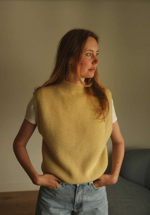 Hvid Weste Helle Light Yellow kombiniert mit weissem Shirt und Jeans