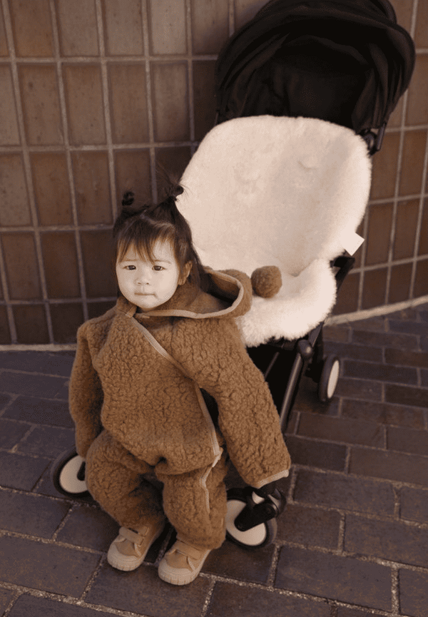 Snuggler Milk von BINIBAMBA aus Merino-Schaffell, Detailansicht