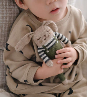 Strickhase grüner Overall von Main Sauvage x Organic Zoo Gesamtansicht