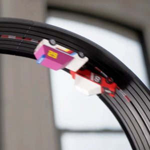 Rennbahn-Looping von Candylab Toys mit Spielzeugauto