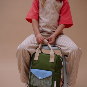 Sticky Lemon Rucksack Envelope tickling grass grün Seitenansicht