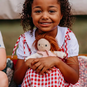 Hazel Hawthorne Puppe mit Kirschentasche von Olli Ella