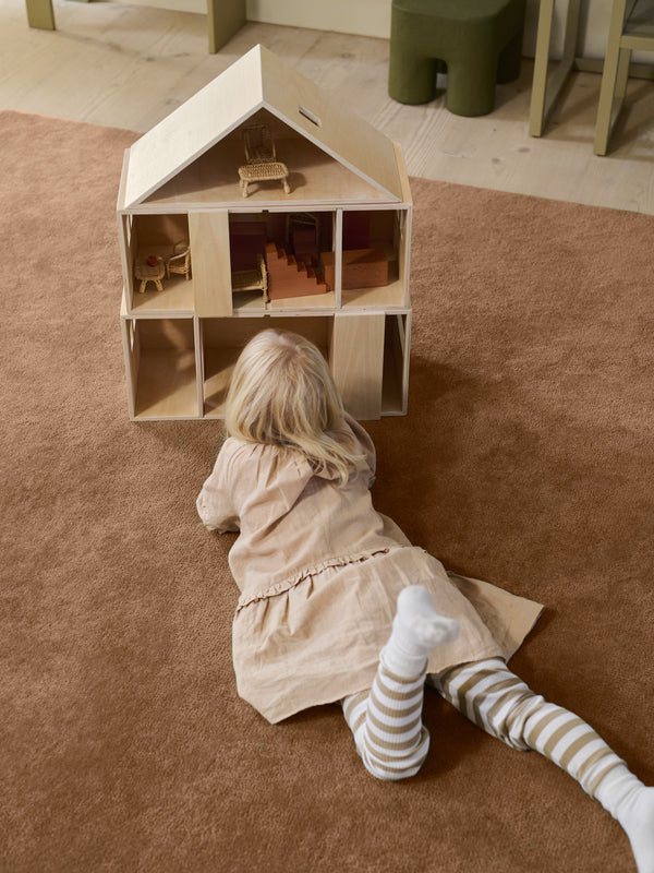 ferm LIVING Toro Puppenhaus mit ausgestanzten Fenstern und Türen