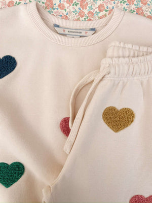 Stoffdetail des Lou Sweatshirts Multi Hearts von Konges Sløjd