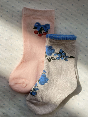 Socken Flower und Cherry von Konges Sløjd nebeneinander gelegt