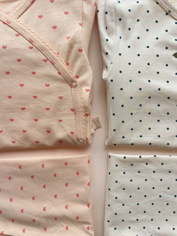Neugeborenen-Body Basic Teddy Coeur von Konges Sløjd als Flatlay