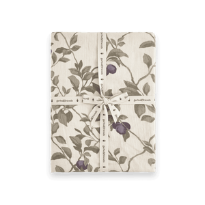 Garbo&Friends Musselin-Fixleintuch Plum im Babybett – Fixleintuch 140x70