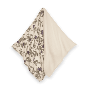 Garbo&Friends Musselindecke Klein Plum Detailansicht – weiches Mulltuch