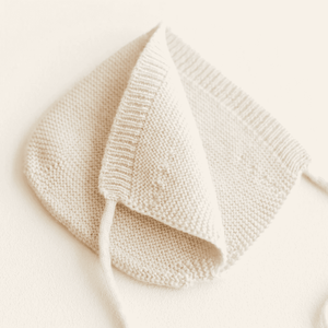 Strickstruktur der Merino-Babymütze Dolly Cream von Hvid aus Belgien