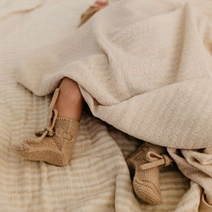 Strickstruktur der Hvid Booties Sand aus extrafeiner Merinowolle