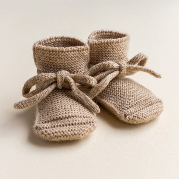 Hvid Booties Sand – handgestrickte Babyschuhe aus Wolle, Paar