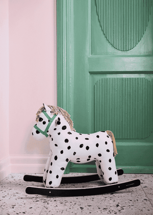 Schaukelpferd Pippi von Kids Concept im Kinderzimmer