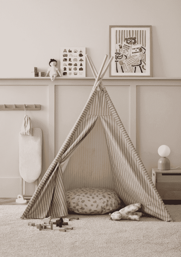 Beiges Spielzelt Tipi von Kids Concept mit Holzstangen, Seitenansicht