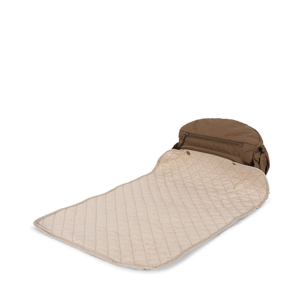 Konges Sløjd All You Need Bauchtasche Walnut – Seitenansicht