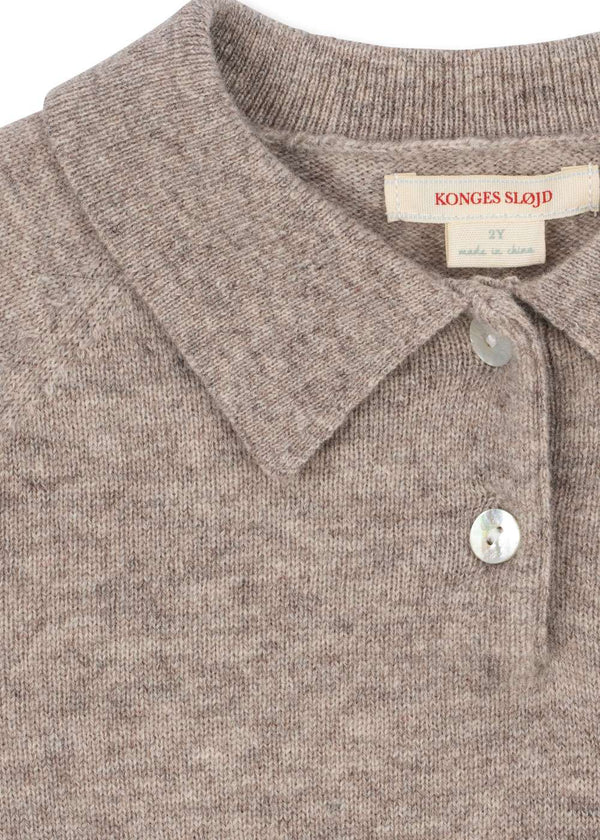 Konges Sløjd Basi Poloshirt – Polokragen und Knopfleiste im Detail