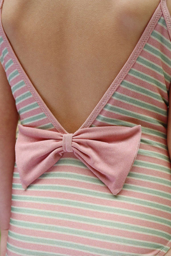 Kind trägt das Bowwow Badekleid von Konges Sløjd