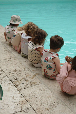 Kind mit Ellis Neopren-Schwimmweste von Konges Sløjd im Wasser