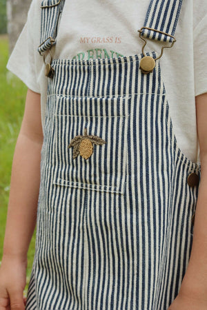 Kind trägt den Konges Sløjd Fender Overall im Naval Stripe
