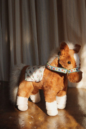 Konges Sløjd Fiona Pony beim Spielen im Kinderzimmer
