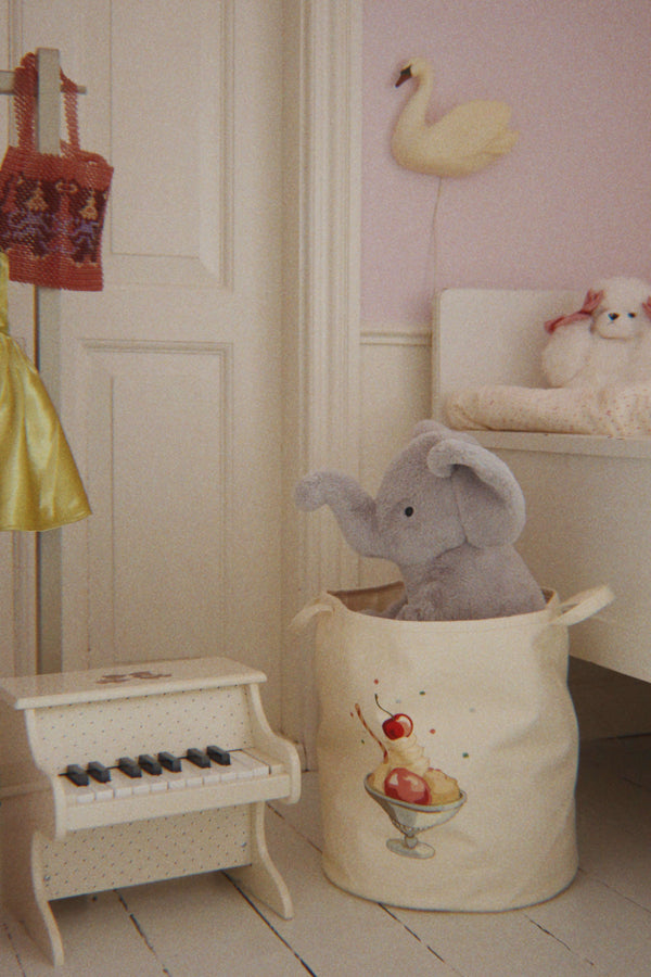 Kinderzimmer mit dem Holz-Piano Teddy Bear von Konges Sløjd