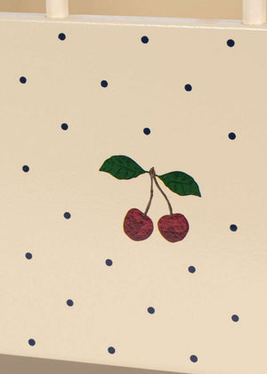 Detail des Bettgitters am Holz-Puppenbett Big Cherry von Konges Sløjd