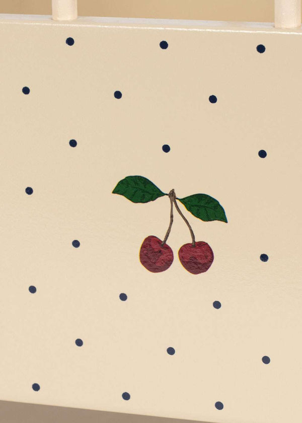 Detail des Bettgitters am Holz-Puppenbett Big Cherry von Konges Sløjd