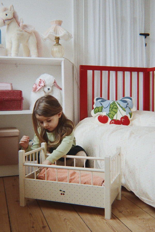 Puppenbett Big Cherry von Konges Sløjd mit Puppe im Kinderzimmer