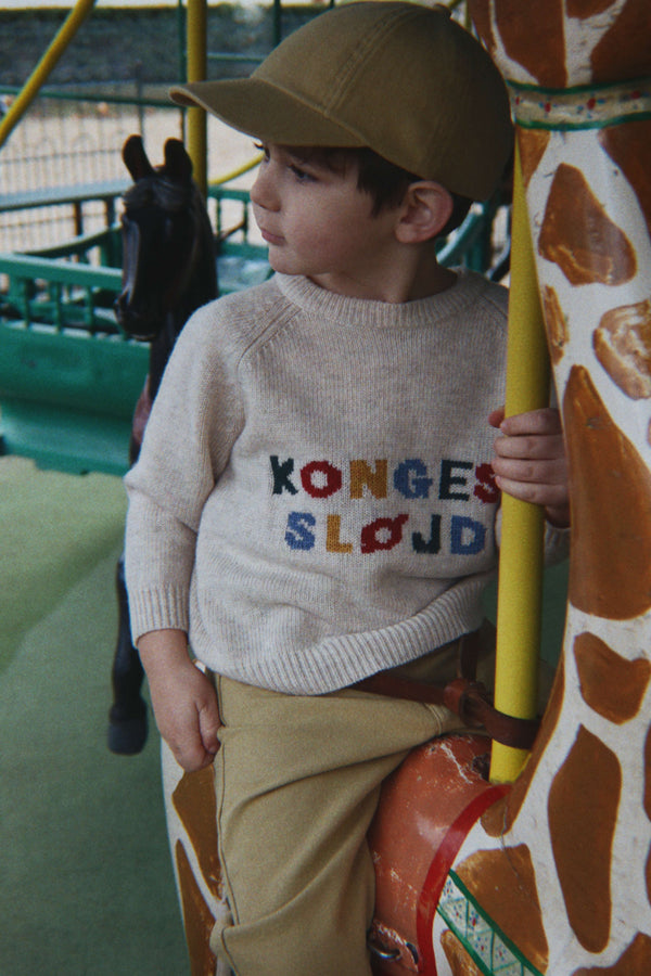 Kind trägt die Frankie Hose von Konges Sløjd im Khaki-Outfit