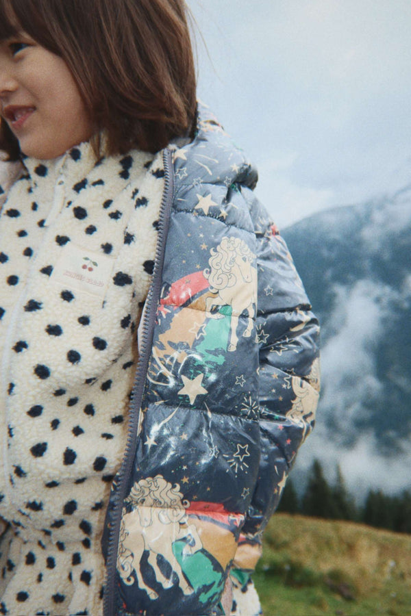 Pufferjacke Kath von Konges Sløjd, kombiniert mit weiteren Teilen der Winterkollektion