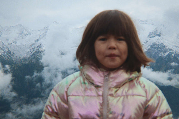 Kind trägt die Kath Pufferjacke von Konges Sløjd aus 100 % recyceltem Polyester