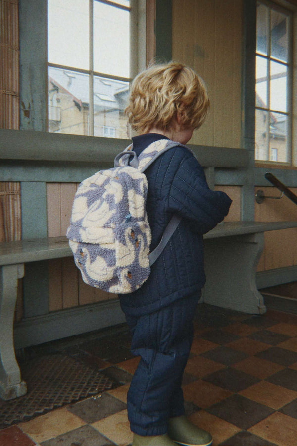 Kind mit dem Konges Sløjd Kinderrucksack Jody Swan