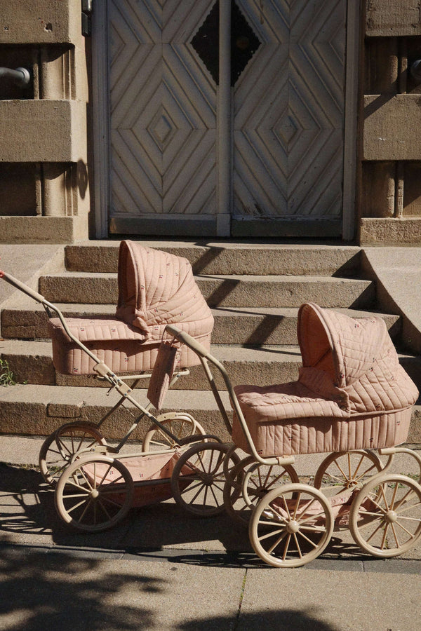 Minnie Puppenwagen von Konges Sløjd mit Bezug aus 100 % Baumwolle
