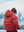 Kind trägt die Basil Wollmütze von Konges Sløjd zur roten Winterjacke