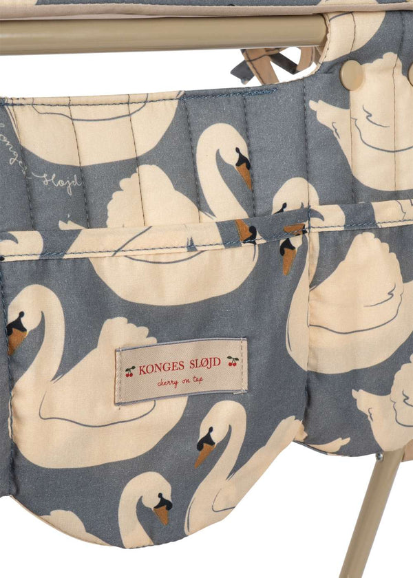 Baumwollauflage des Puppen-Wickeltischs Swan von Konges Sløjd im Detail