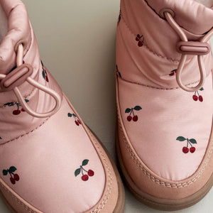 Wasserabweisendes Polyester-Obermaterial des Storma Stiefels in Cherry Blush