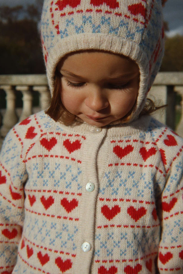 Kind in der Strickjacke Belou Heart von Konges Sløjd