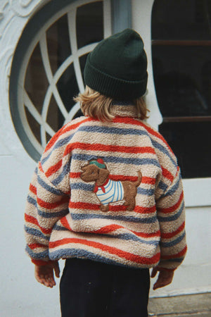 Kind in der gestreiften Teddyjacke Jody von Konges Sløjd