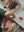 Kind mit dem Tiny Teddy Birthday Cherry von Konges Sløjd