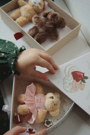 Kind mit dem Tiny Teddy Birthday Cherry von Konges Sløjd
