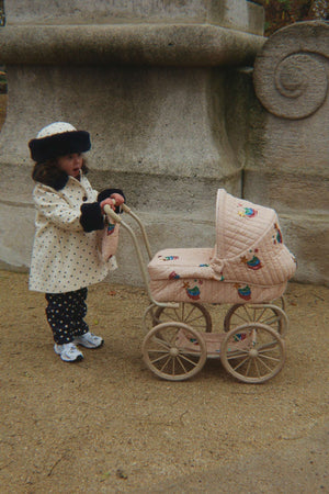 Puppenwagen Minnie Rainbow Star von Konges Sløjd zusammen mit weiterem Puppenzubehör