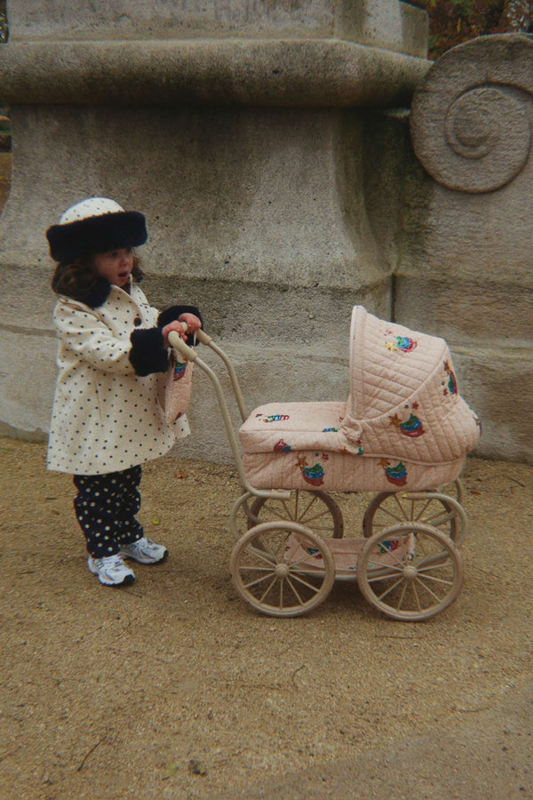 Puppenwagen Minnie Rainbow Star von Konges Sløjd zusammen mit weiterem Puppenzubehör