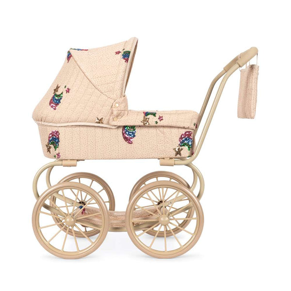 Seitenansicht des Konges Sløjd Puppenwagens Minnie mit Tüllstoff und Rainbow-Star-Muster